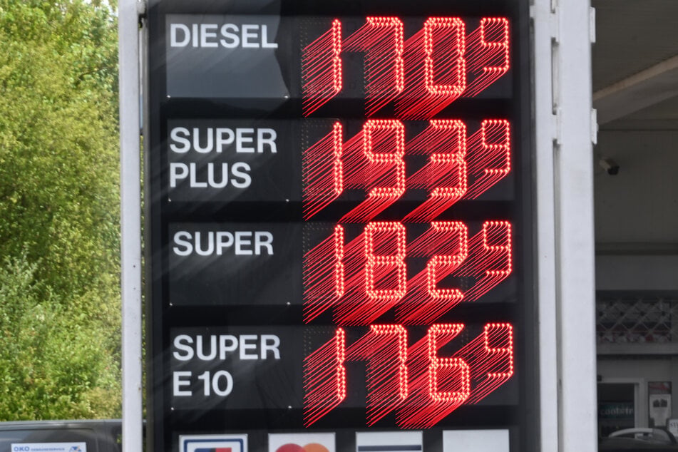 Die Preise an Autobahntankstellen liegen oft deutlich über denen von Tankstellen abseits der Schnellstraße. (Symbolbild)