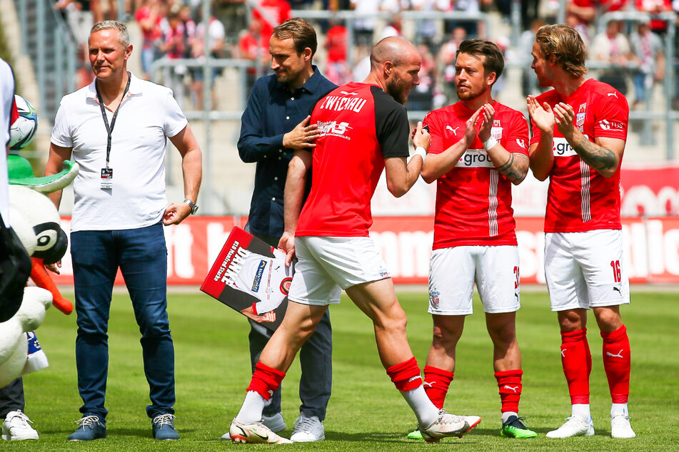 Manfred Starke (31, M.) wurde am letzten Spieltag vom FSV Zwickau verabschiedet ...