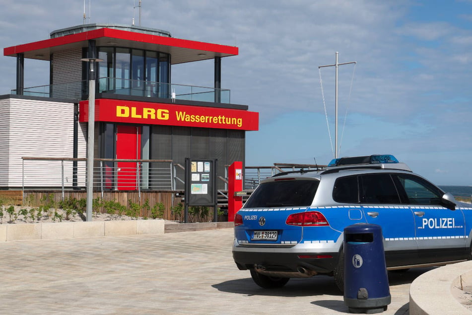 Fieser Raub aus Rettungsturm: Diebe klauen medizinische Ausrüstung, Polizei sucht Zeugen