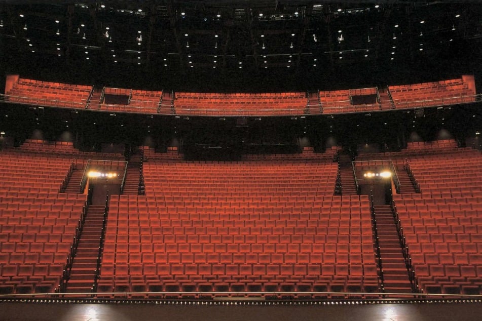 Die roten Sitze im Hamburger Stage-Theater "Neue Flora" haben es Max Mutzke sofort angetan.