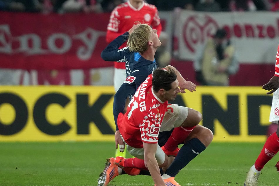 Der 31-Jährige stieg mit offener Sohle in den Zweikampf ein.