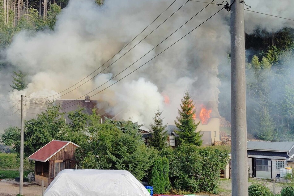 Heftige Rauchentwicklung in Pobershau am Mittwochmorgen. Hier standen mehrere Häuser in Flammen.