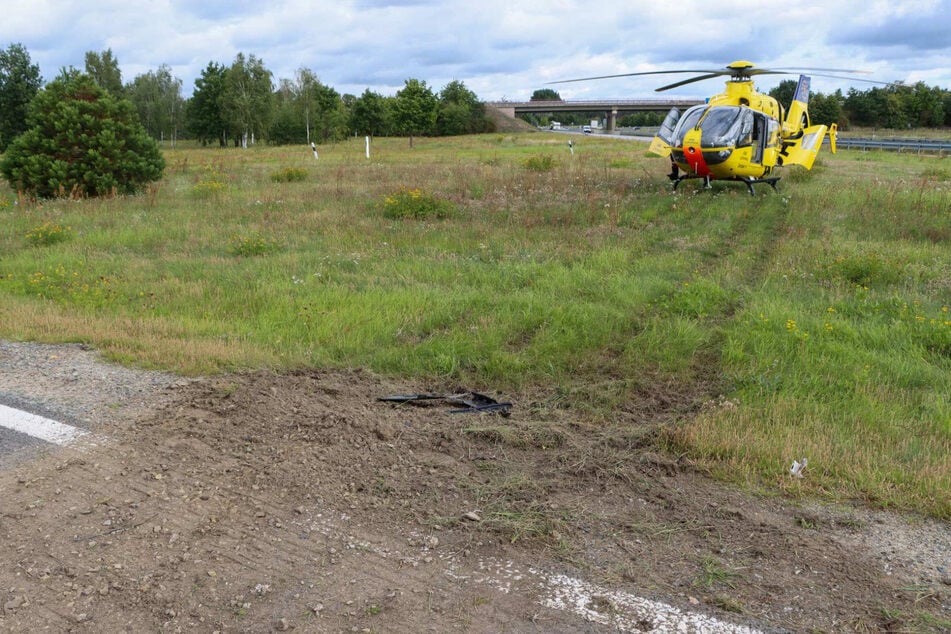 Spuren des Unfall-Autos auf dem Grün samt dem alarmierten Rettungshubschrauber im Hintergrund.