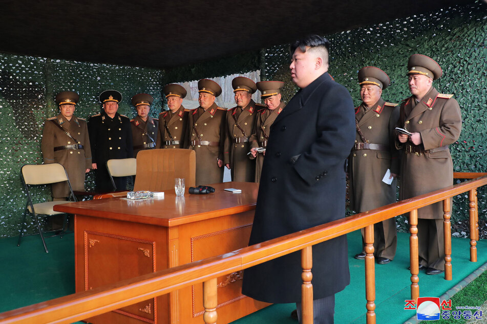 Kim Jong-un beim Inspizieren einer Artillerieübung an einem ungenannten Ort in Nordkorea.