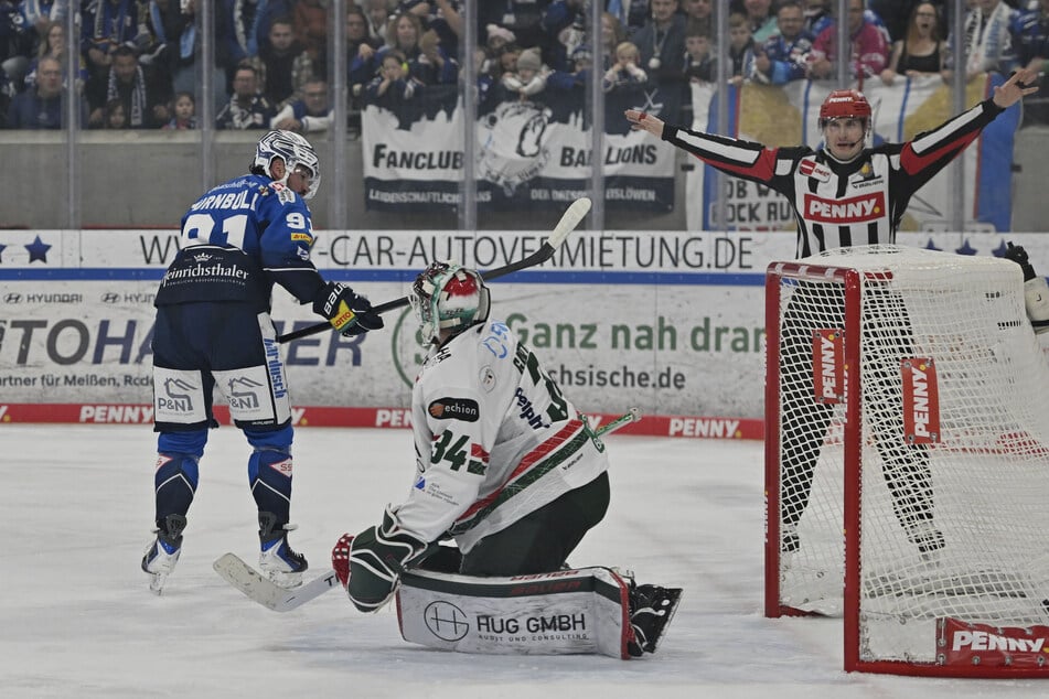Spielentscheidend? Eislöwen-Kapitän Travis Turnbull scheitert hier beim Penalty an Ausgburgs Goalie Michael Garteig.