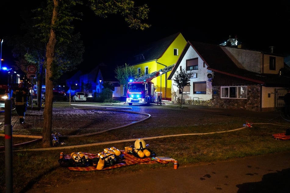 Auf einem Hof in Lauchhammer kam es am Dienstagabend zu einem dramatischen Brand.
