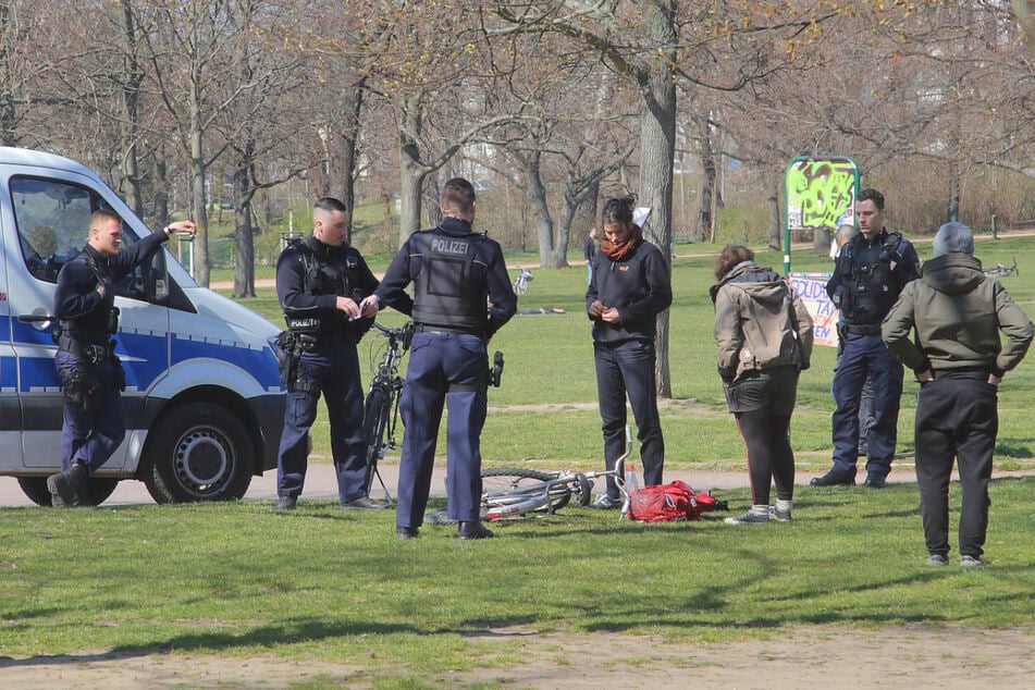 Auch tagsüber führt die Polizei Kontrollen im Alaunpark durch.