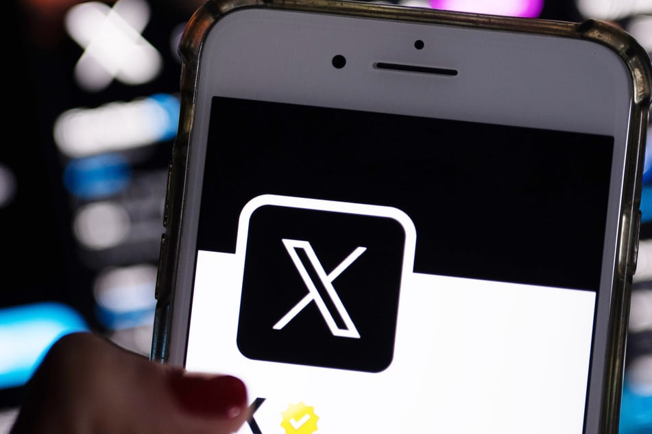 Według badania około 53 % przetestowanych zdjęć przedstawia ludzi w odsłoniętej odzieży, które teraz krążą na platformie „X”.