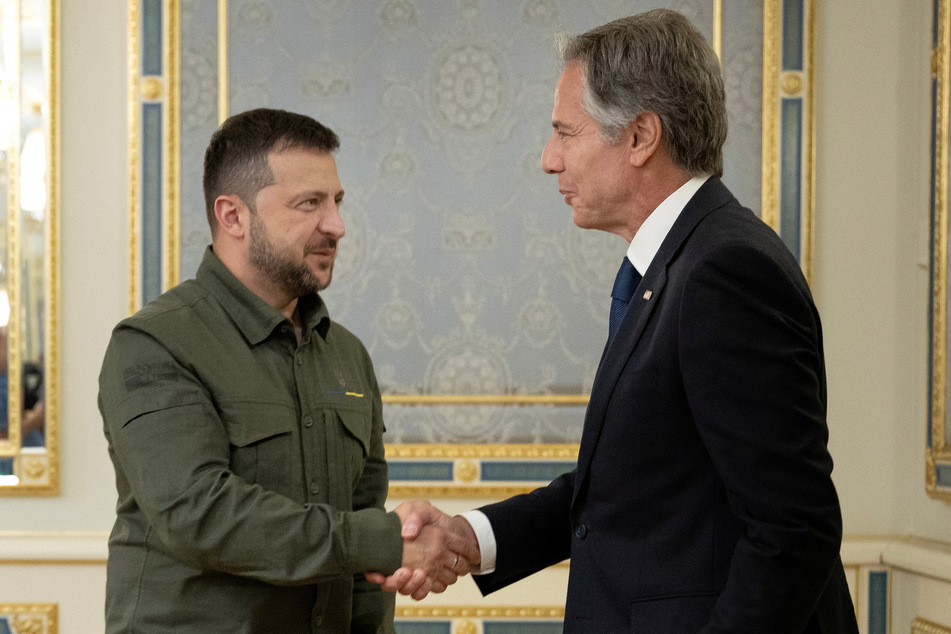 Ukrainian President Volodymyr Zelensky (l.) met with US Secretary of State Antony Blinken, who was preparing to announce a new aid package for Ukraine.