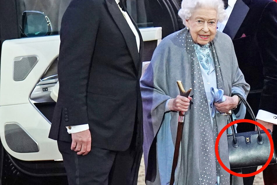 Königin Elizabeth II. im Fokus: Was die 96-jährige Monarchin unter anderem in ihrer Handtasche stets mit sich trägt, hat ihr Koch nun verraten.