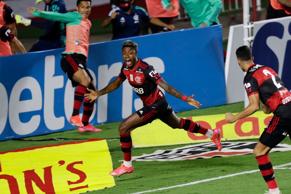 Der frühere Wolfsburger Bruno Henrique (30, M.) brachte Flamengo beim FC Sao Paulo in Führung. Am Ende reichte eine 1:2-Niederlage zum Gewinn der Meisterschaft.