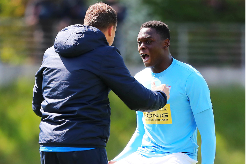 Rudolf "Rudy" Dovny Ndualu (21, r.), wie er voll ausgeschrieben und mit Spitznamen heißt, spielte zwei Jahre für den FC Viktoria 1889 Berlin, wo er sich als ganz junger Akteur aber noch nicht entscheidend durchsetzen konnte.