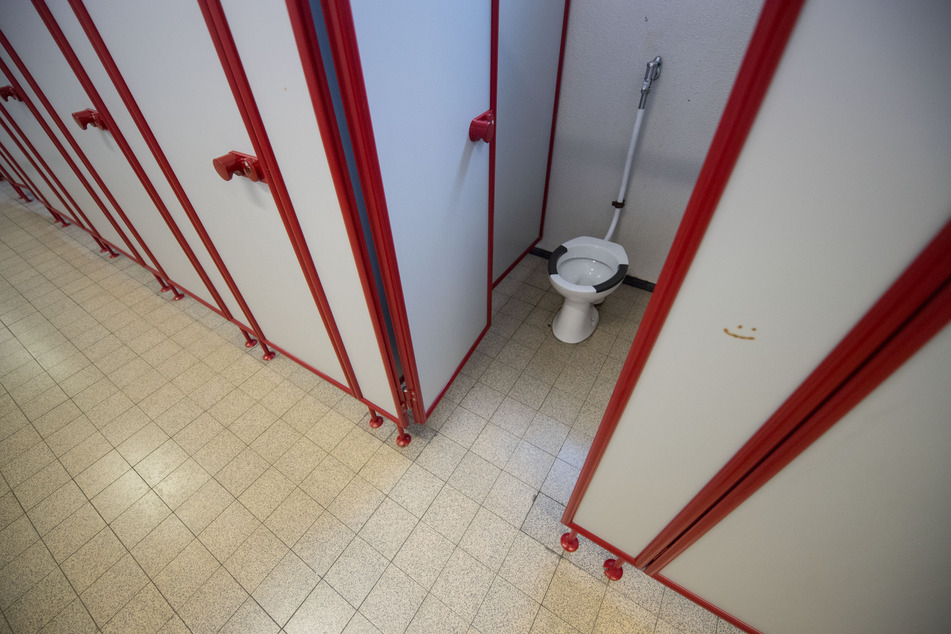 Ein Smiley ist an einer Toilette der Realschule Plochingen zu sehen.