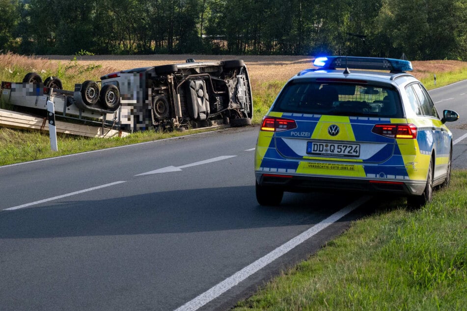 Anhänger schlingert: 23-Jähriger landet mit Transporter neben B99