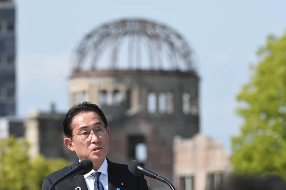 Fumio Kishida (65), Premierminister von Japan, spricht im Peace Memorial Park während der Pressekonferenz der Präsidentschaft des G7-Gipfels.