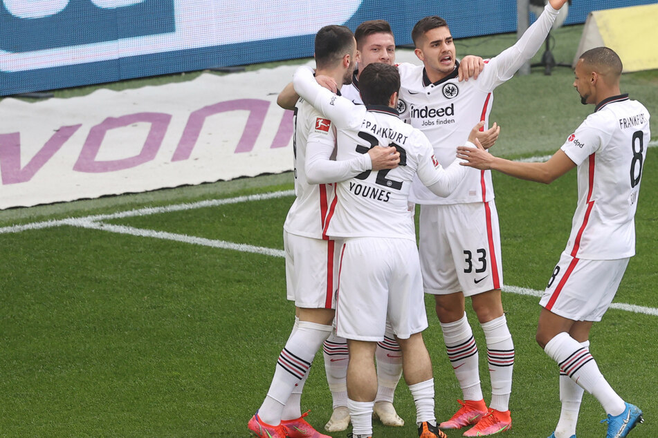 Die Spieler von Eintracht Frankfurt jubeln nach dem Eigentor von Borussia Dortmunds Nico Schulz zum zwischenzeitlichen 1:0 für die Hessen.