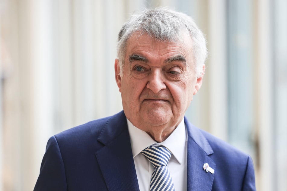 Hat vom mutmaßlichen Kopf der Schleuser-Bande Spenden für die Partei erhalten: NRW-Innenminister Herbert Reul (71, CDU).