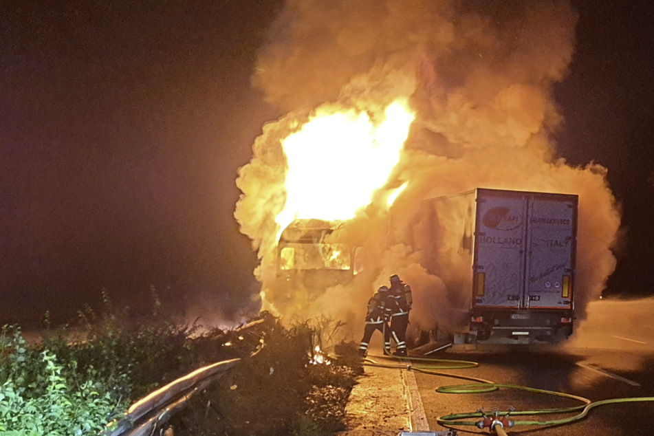 Flammen schießen aus Lastwagen: 15 Kilometer Stau auf Autobahn 3