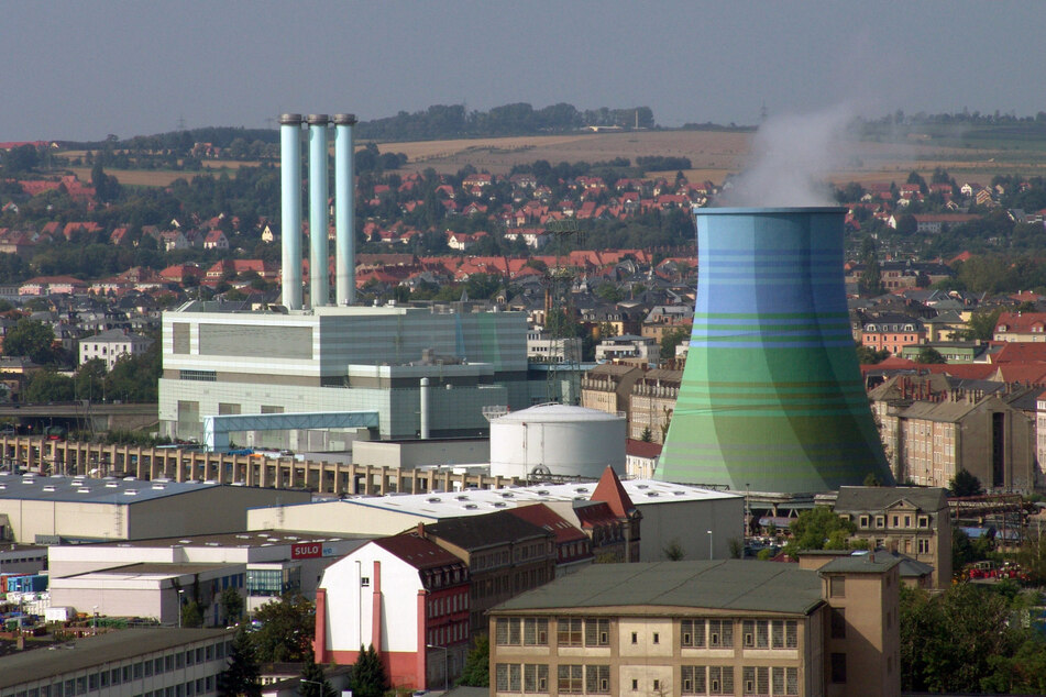 Noch eine CO₂-Schleuder: Das Gasturbinen-Heizkraftwerk an der Nossener Brücke in Dresden. Immerhin: Die Rauchschwaden aus dem Kühlturm bestehen aus unbedenklichem Wasserdampf.