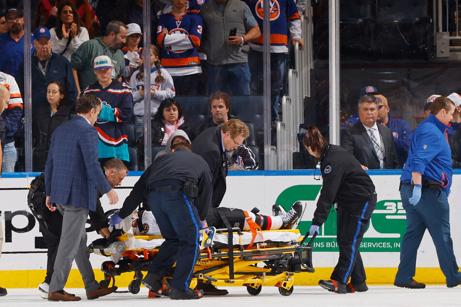 Unter dem Applaus der Zuschauer wurde der verletzte NHL-Star abtransportiert.