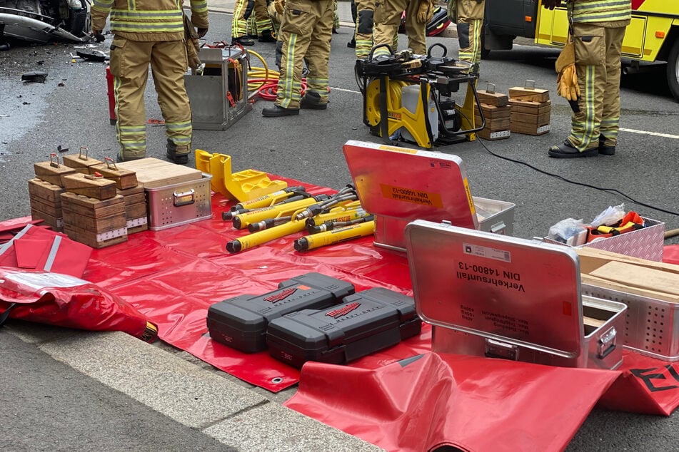 Die Feuerwehr konnte die eingeklemmte Frau (43) nur mit schwerem Gerät befreien.