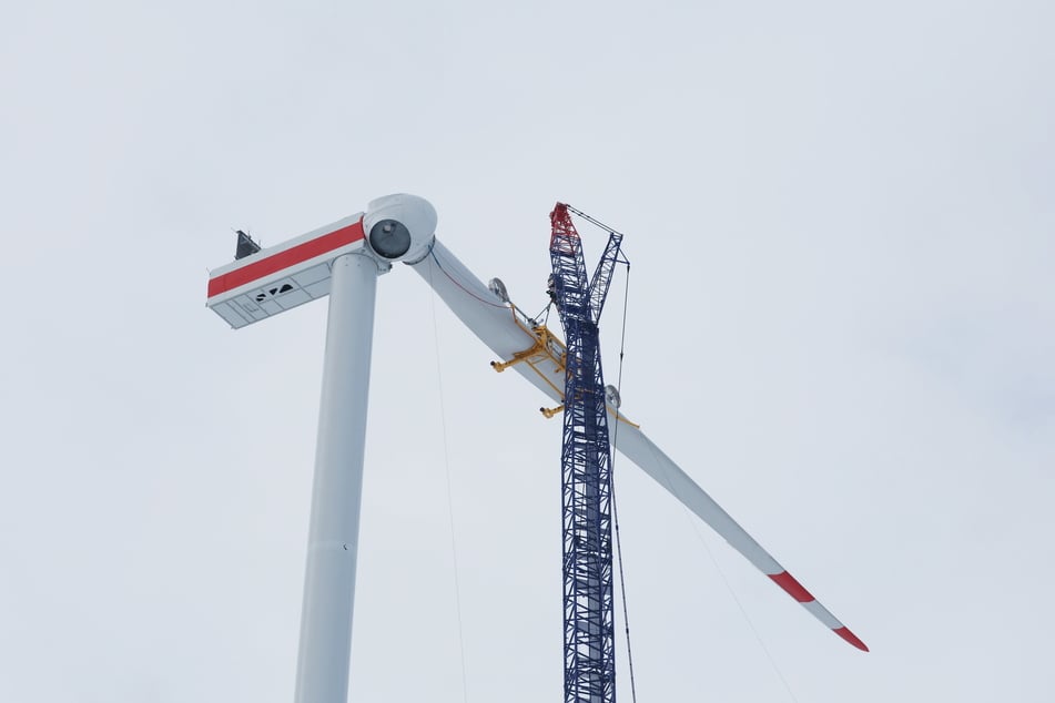 Ein Foto vom Aufbau 2023: Mit 169 Meter Nabenhöhe und 162 Meter Rotordurchmesser war es zeitweise das höchste Windrad Sachsens.