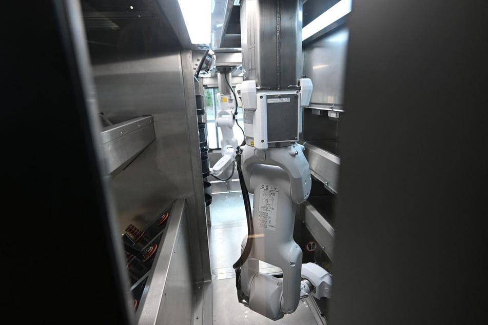 Der Roboter kocht und spült selbst ab. Bei der Vorbereitung braucht er aber noch Hilfe von einem Menschen.