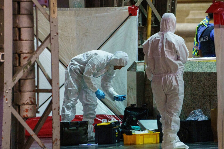 Die Spurensicherung unmittelbar nach der Tat an Gleis 9: Hier war am 20. August 2024 der 27-Jährige erschossen worden. (Archivfoto)