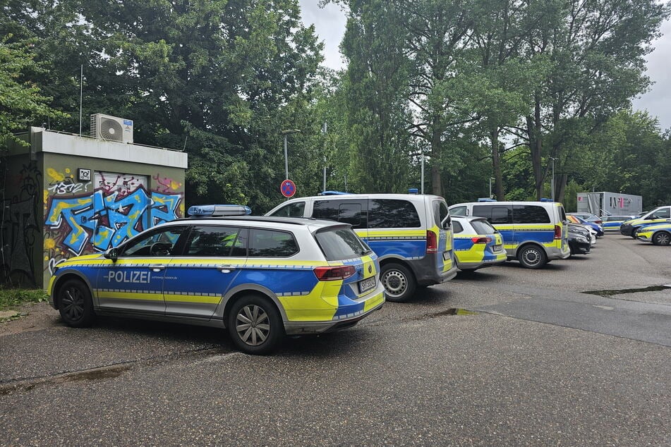 Derzeit läuft ein größerer Polizeieinsatz am Schulzentrum in Bargteheide.