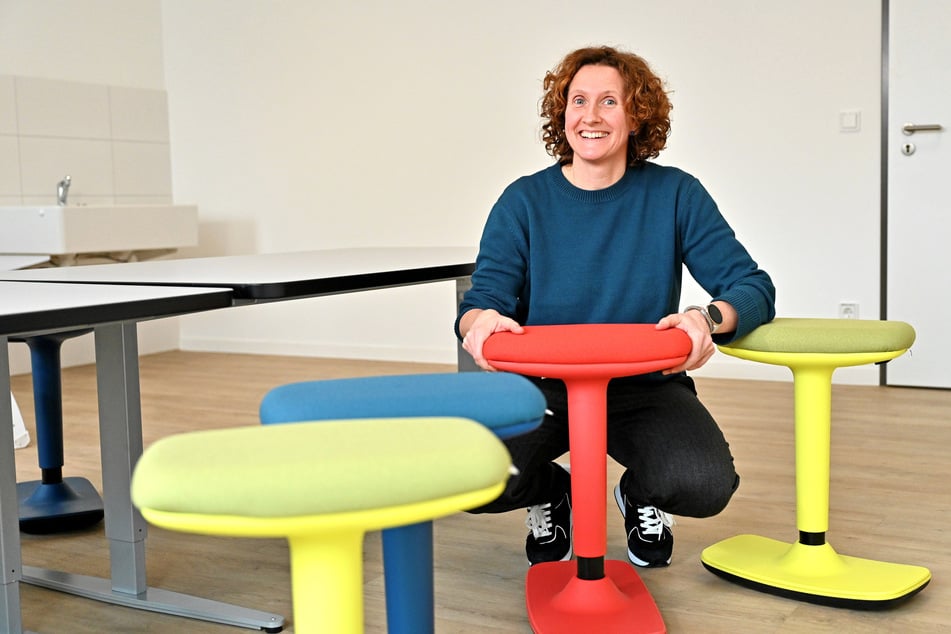 Ulrike Grundmann (46) Leiterin psychosozialer Dienst, freut sich über die farbenfrohen Möbel im Kunstraum.