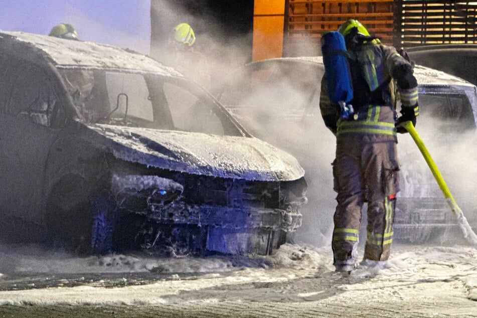 Die Feuerwehr konnte das Ausbrennen der Wagen teils nicht verhindern.