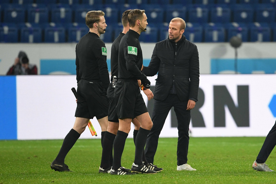Für Hoffenheims Trainer Sebastian Hoeneß (33, r.) gab es nach dem Spiel noch ein wenig Klärungsbedarf.