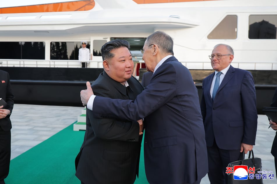 Kim Jong Un (41), Machthaber von Nordkorea, während eines Treffens mit Sergej Lawrow (75), Außenminister von Russland.