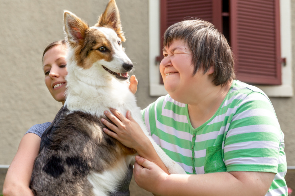 Bei Menschen mit Down-Syndrom beziehungsweise Trisomie 21 ist das namensgebende Chromosom 21 dreifach statt doppelt vorhanden. Therapeutische Maßnahmen können den Betroffenen helfen. (Symbolbild)