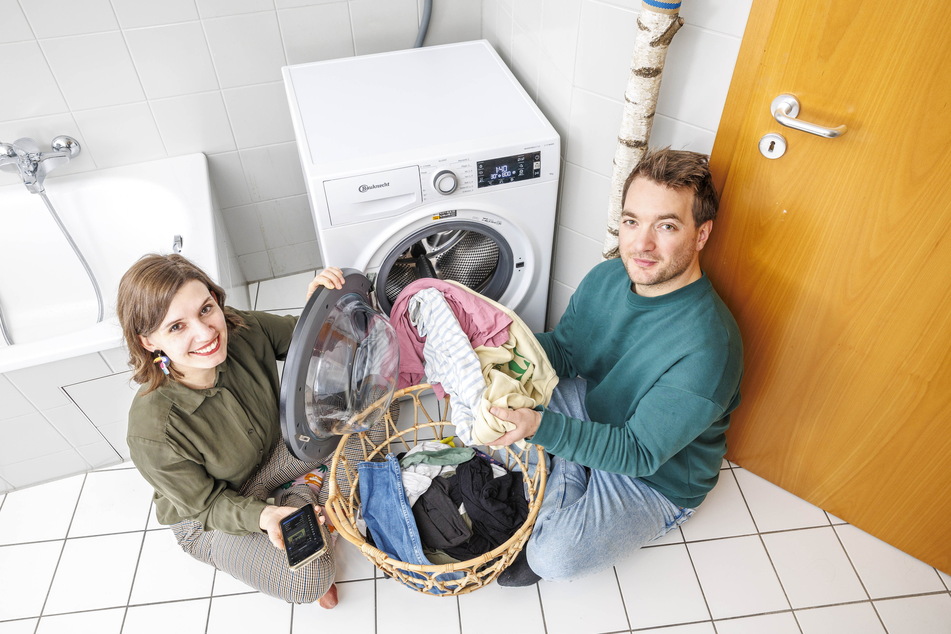Bei schönem Wetter ist Waschtag: Linda und Tim schmeißen ihre Waschmaschine bevorzugt bei Sonnenschein an, um mit Solarstrom zu waschen.
