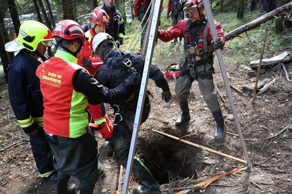 Rettungskräfte stiegen über den provisorischen Eingang in den Stollen ein, in dem der Schatzsucher vermutet wird.