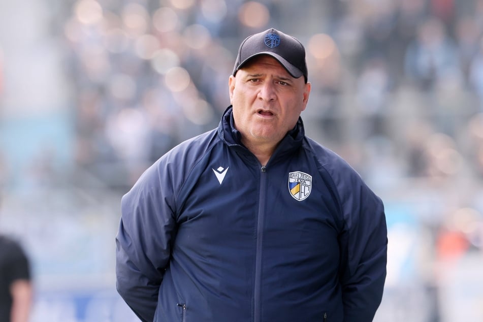 Die Zukunft von Cheftrainer Volkan Uluc (56) beim FC Carl Zeiss Jena ist ungewiss.