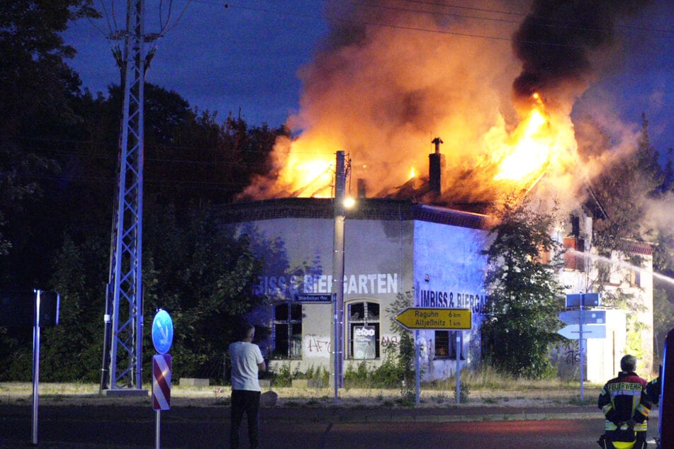 Gaststätte lichterloh in Flammen: Feuerwehr im Großeinsatz