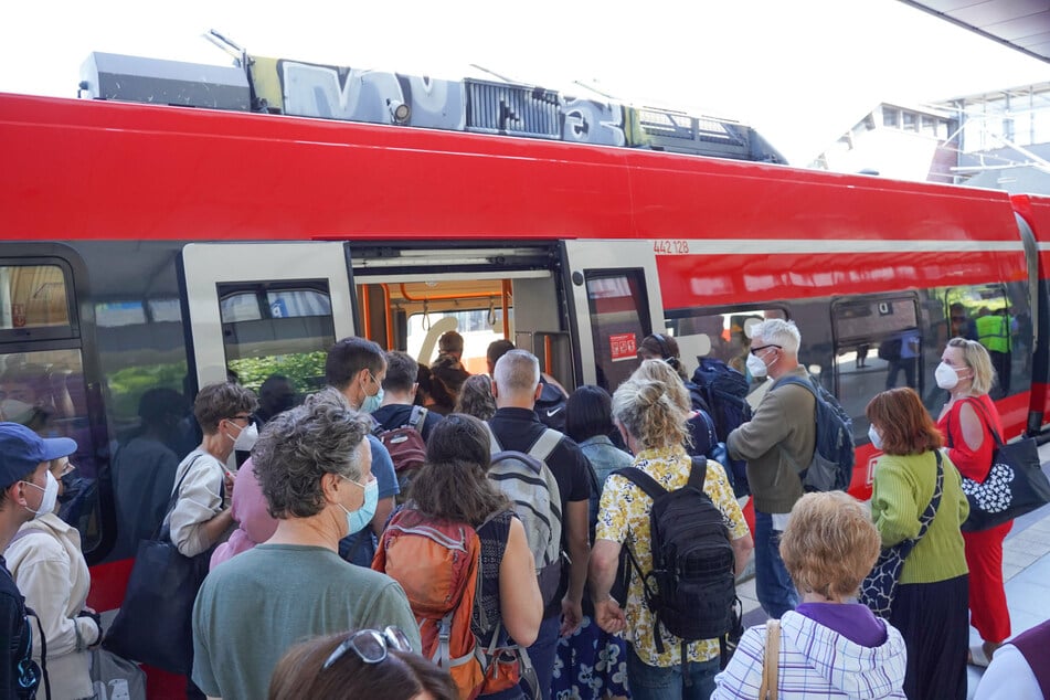 Bahn-Chaos an Pfingstsonntag wegen 9-Euro-Ticket: Volle Züge, dichtes Gedränge in Berlin und Brandenburg
