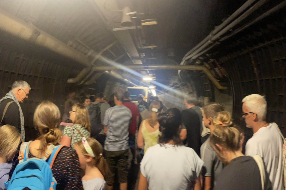 Nach der Zugpanne mussten Passagiere im Tunnel ihre Wagen verlassen und wurden zu Fuß durch den Nottunnel begleitet.