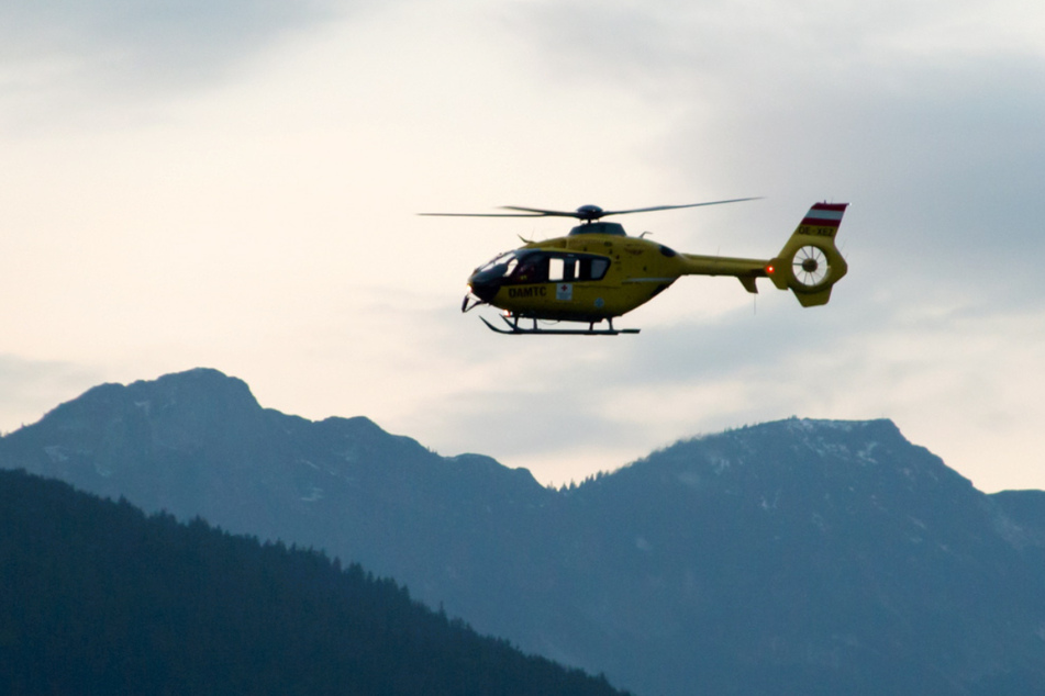 Ein Rettungshubschrauber fliegt über die Berchtesgadener Alpen. Drei tödliche Bergunfälle haben sich in der Region binnen einer Woche ereignet.