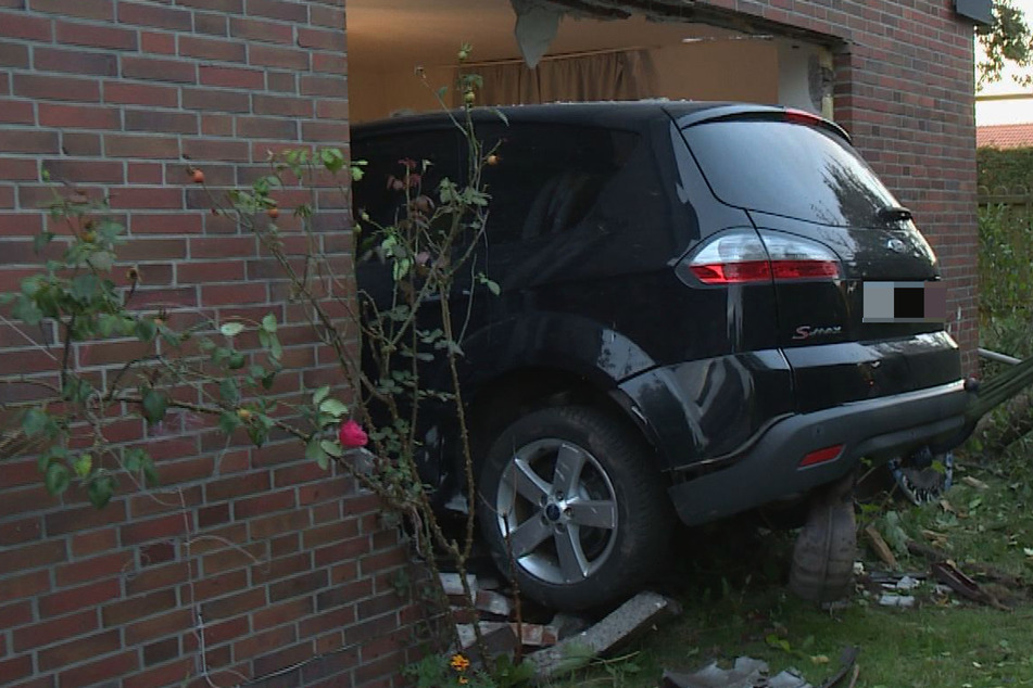 Unfall in Niedersachsen: Und plötzlich steckte ein Auto im Wohnzimmer!