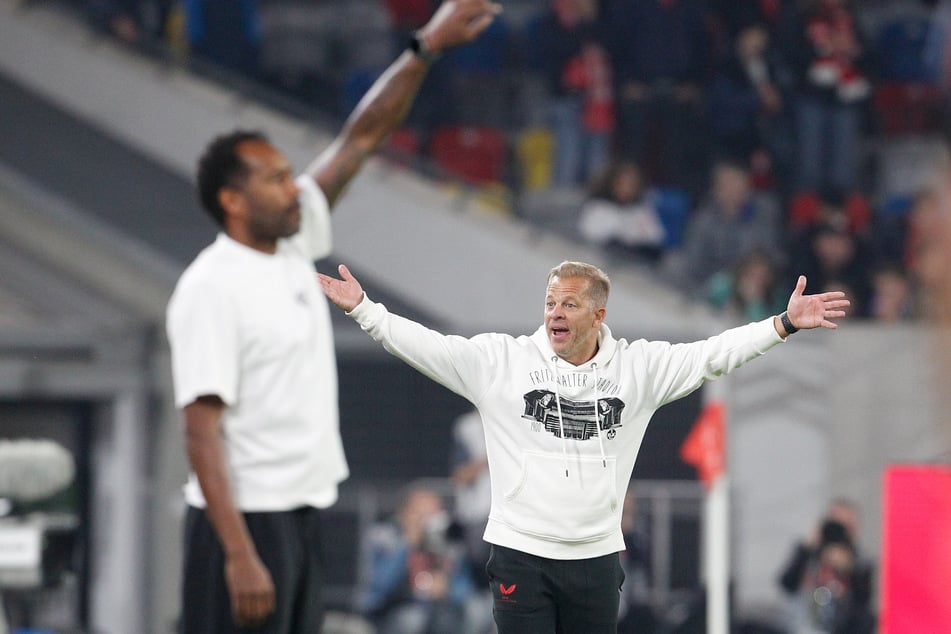 Vergangene Saison traten sie noch gegeneinander an, jetzt übernimmt Markus Anfang (51, r.) den Job von Thioune.