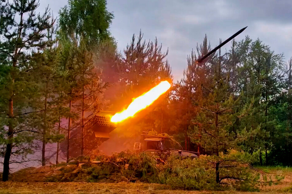 Auf diesem Videostandbild feuert der selbstfahrende 122-mm-Mehrfachraketenwerfer BM-21 "Grad" der russischen Armee an einem nicht genannten Ort Raketen ab.