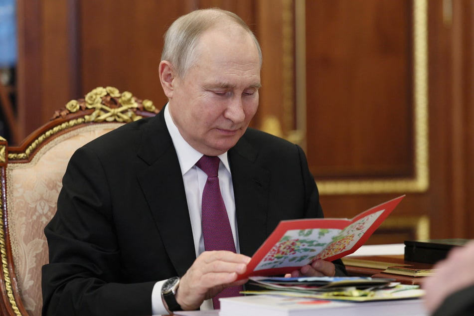 Wladimir Putin freut sich über eine Karte, die ihm ein Kind geschickt hat. Doch seine eigene Kindheit war womöglich alles andere als schön.