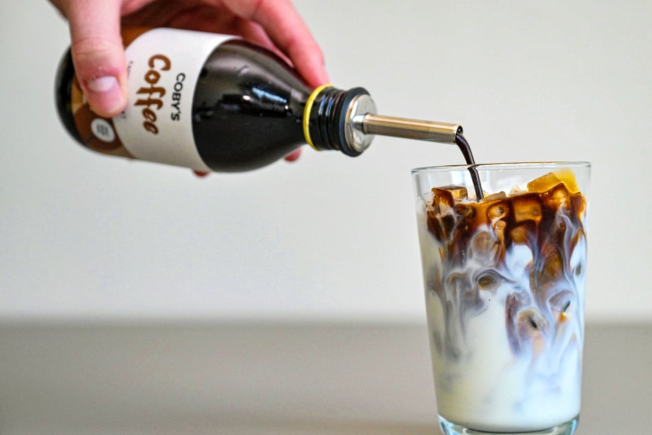 Für den Eiskaffee braucht es nur Milch, Eiswürfel und ein Schluck vom Kaffekonzentrat.