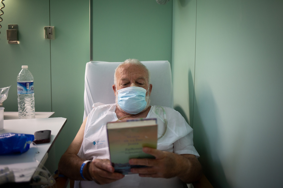 Ein spanischer Patient im Krankenhaus. Eine kürzere Behandlungszeit bringt weltweit Vorteile.