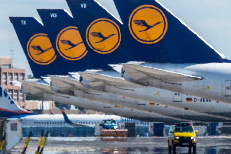 Das Foto vom 17. September zeigt Passagiermaschinen der Lufthansa auf dem leeren Rollfeld des Frankfurter Flughafens.