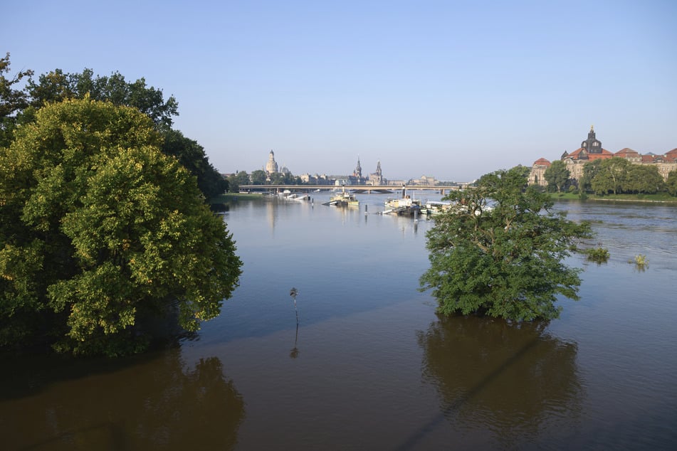 In den meisten sächsischen Städten entlang der Elbe kann durchgeatmet werden - die Pegelstände sinken.