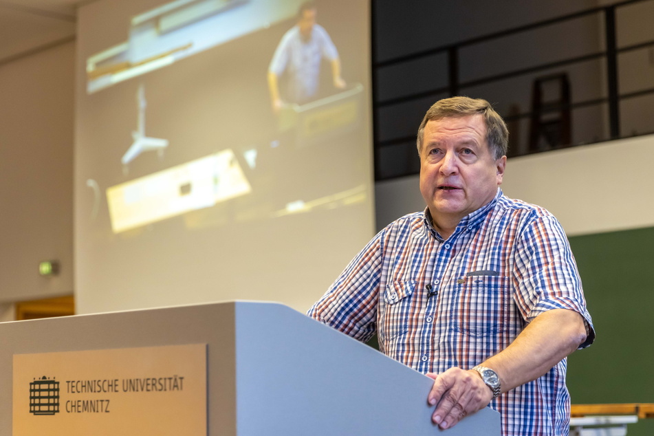 TU-Mitarbeiter Thomas Franke (64) führte die Studenten live und per Livestream durch die Physik-Vorlesung.